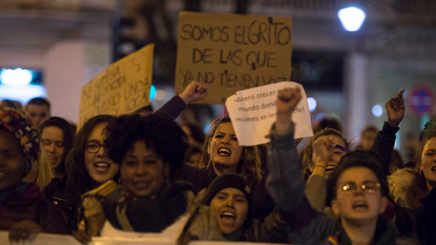 Manifestación feminista recorre las calles de Pamplona. PABLO LASAOSA 16