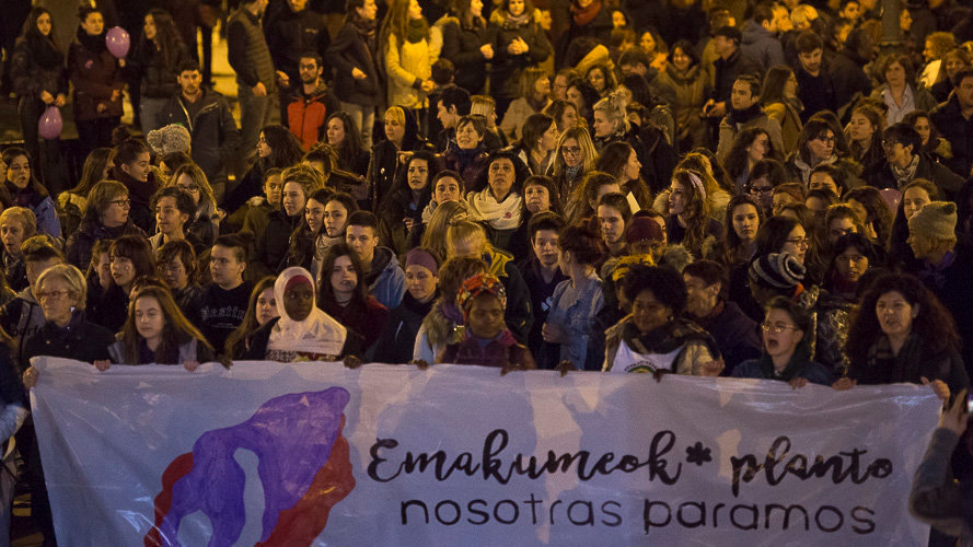 Manifestación feminista recorre las calles de Pamplona. PABLO LASAOSA 21