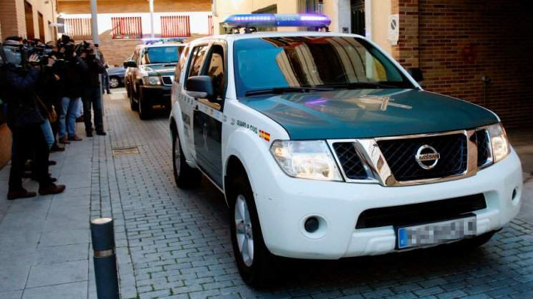 Imagen del coche de la Guardia Civil donde se encuentra el detenido por la muerte de Paz Fernández EFE