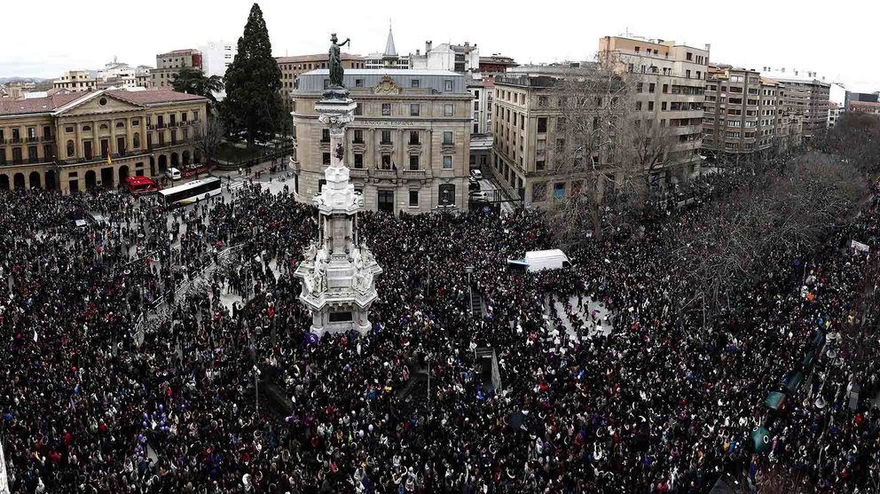 Miles de personas se han concentrado hoy, Día Internacional de la Mujer, frente al Monumento a los Fueros en el Paseo Sarasate de Pamplona en apoyo a la huelga feminista. EFE/Jesús Diges