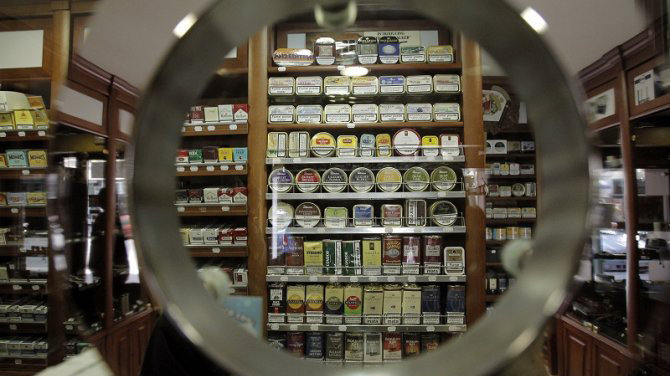 Un estante con distintos tipos de tabaco en un estanco Archivo EFE Kiko Huesca