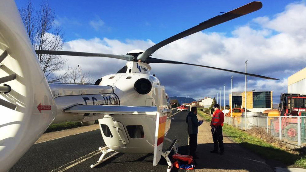Un helicóptero evacúa de urgencia a un trabajador de 30 años que ha resultado herido grave en un accidente laboral en una fundición en Lacunza POLICÍA FORAL