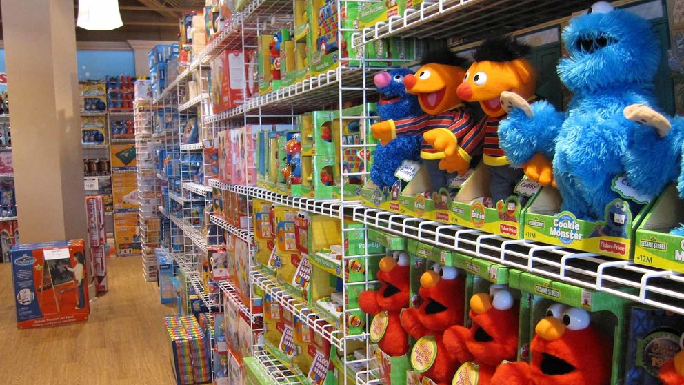 Imagen de varios muñecos y juguetes colocados en el estante de una juguetería ARCHIVO