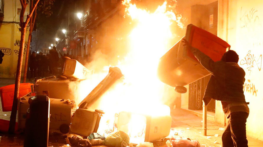 Grandes disturbios en el barrio madrileño de Lavapiés por la muerte de un mantero EFE