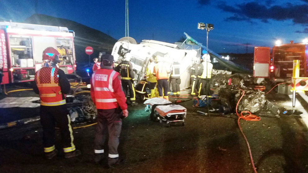 Imagen del accidente en el que ha fallecido un camionero en la AP15, a la altura de Unzué POLICÍA FORAL