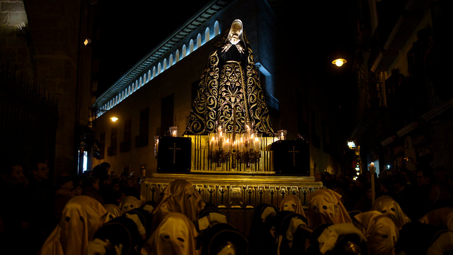 La Hermandad de la Pasión traslada la imagen de la Dolorosa desde la iglesia de San Lorenzo hasta la Catedral. PABLO LASAOSA 17