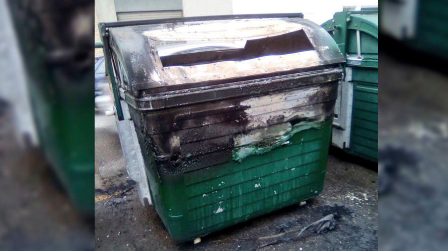 El contenedor que han quemado en Berriozar FACEBOOK