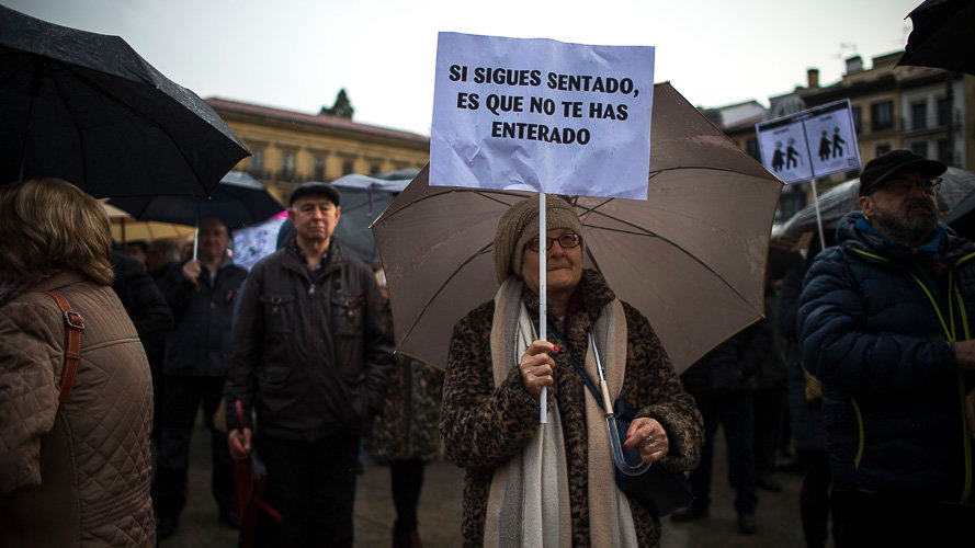 Manifestación en defensa de unas pensiones _dignas_, convocada por Mayores contra la Crisis y la Coordinadora Navarra por la Defensa del Sistema Público de Pensiones. PABLO LASAOSA 03