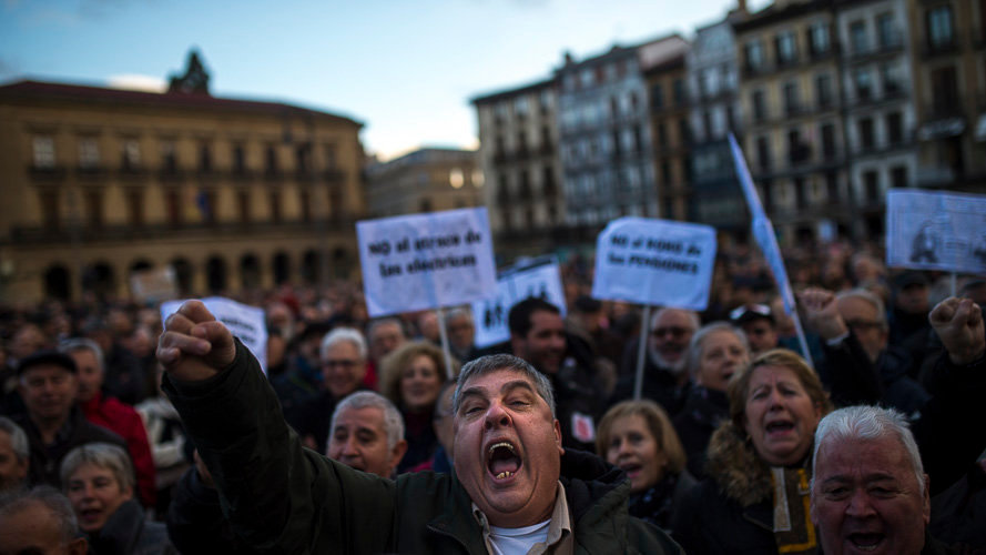 Manifestación en defensa de unas pensiones _dignas_, convocada por Mayores contra la Crisis y la Coordinadora Navarra por la Defensa del Sistema Público de Pensiones. PABLO LASAOSA 10