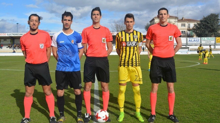 Trio arbitral y capitanes del Peña Sport - Barakaldo. Facebook Peña Sport.