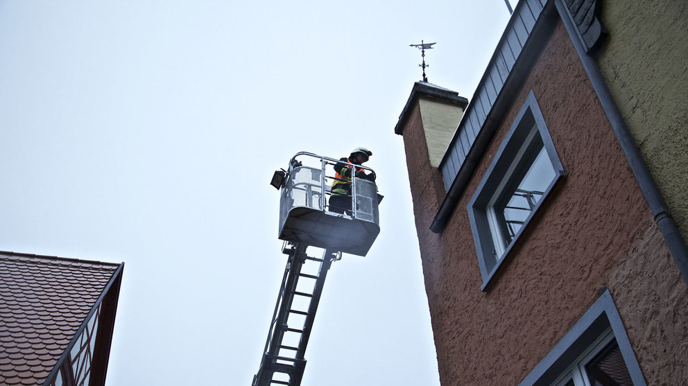 Un bombero intenta acceder por una ventana para realizar un rescate. ARCHIVO