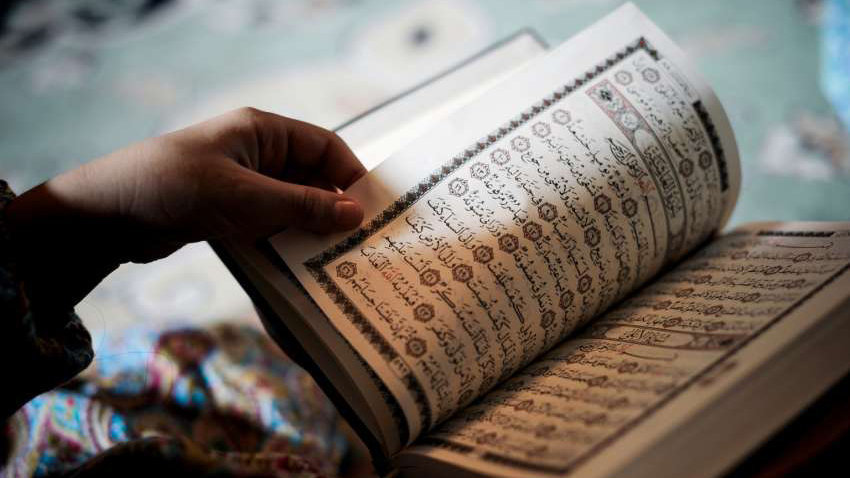 Imagen de una persona leyendo el Corán ARCHIVO