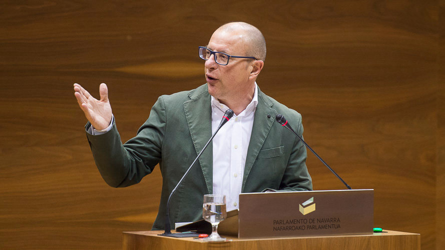 Carlos Gimeno, del PSN, interviene en el Pleno del Parlamento de Navarra. PABLO LASAOSA