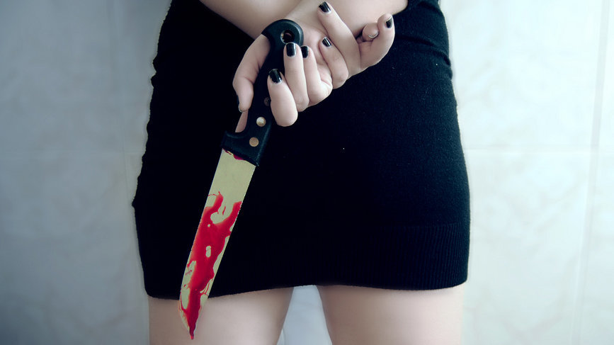 Imagen de una mujer ocultando un cuchillo cubierto de sangre ARCHIVO
