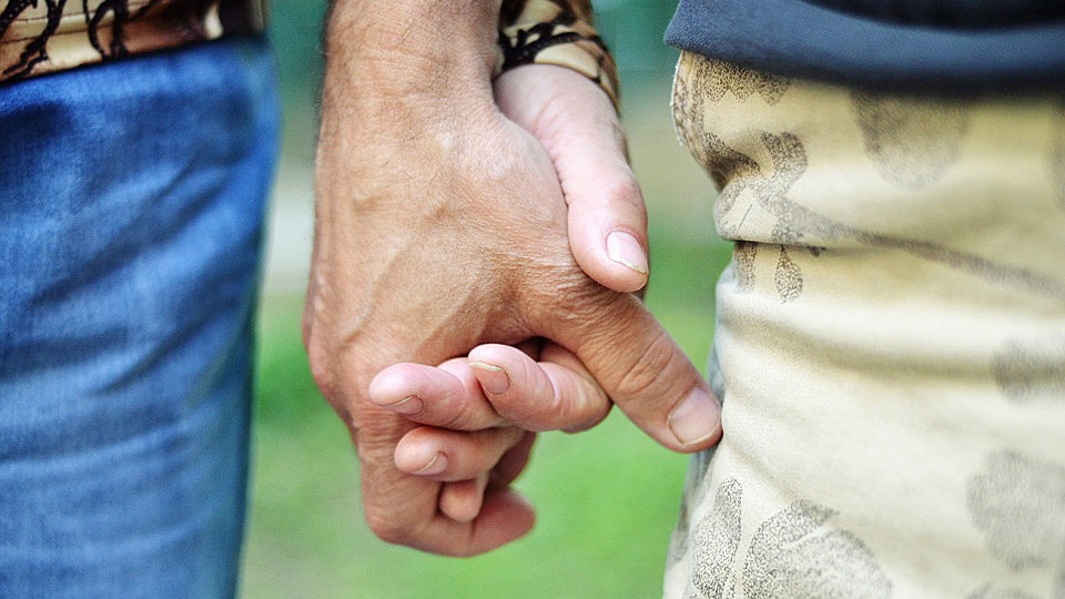 Imagen de un hombre tomando de la mano a una mujer ARCHIVO