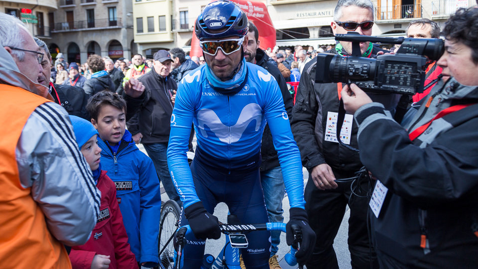 El ciclista murciano del Movistar Team Alejandro Valverde, principal reclamo en la salida de la XX edición del Gran Premio Miguel Induráin (12). IÑIGO ALZUGARAY