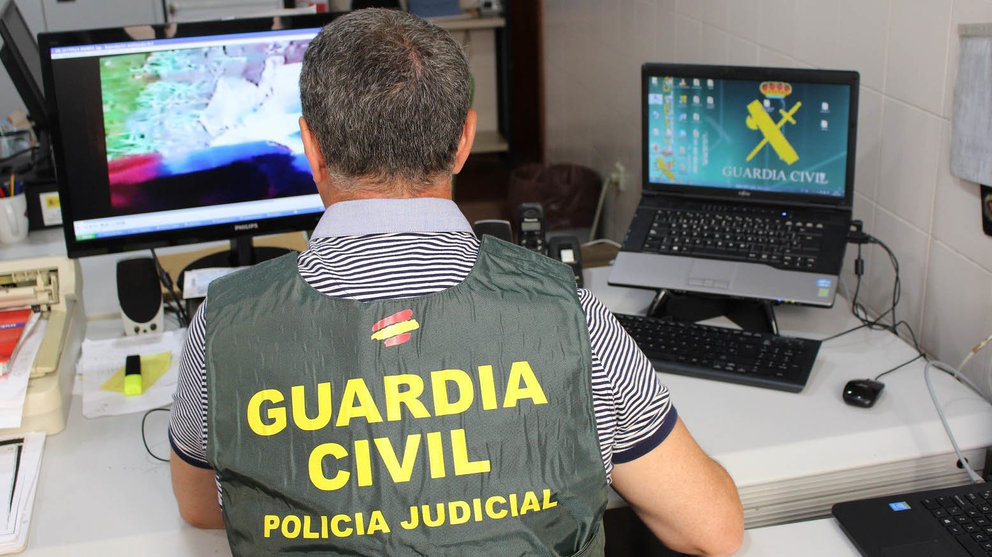 Imagen de un agente de la Guardia Civil pertenenciente a la Policía Judicial investigando un delito cometido en internet ARCHIVO EUROPA PRESS