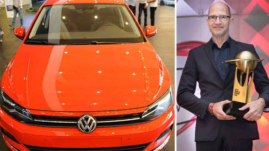 El último modelo del Polo, que ha sido galardonado como Coche Urbano Mundial del Año, junto a Klaus Bischoff, jefe de diseño de Volkswagen, que recogió el premio. MIGUEL OSES VW