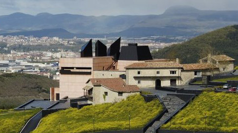 El Museo Oteiza en Alzuza con Pamplona en el fondo. MUSEO OTEIZA