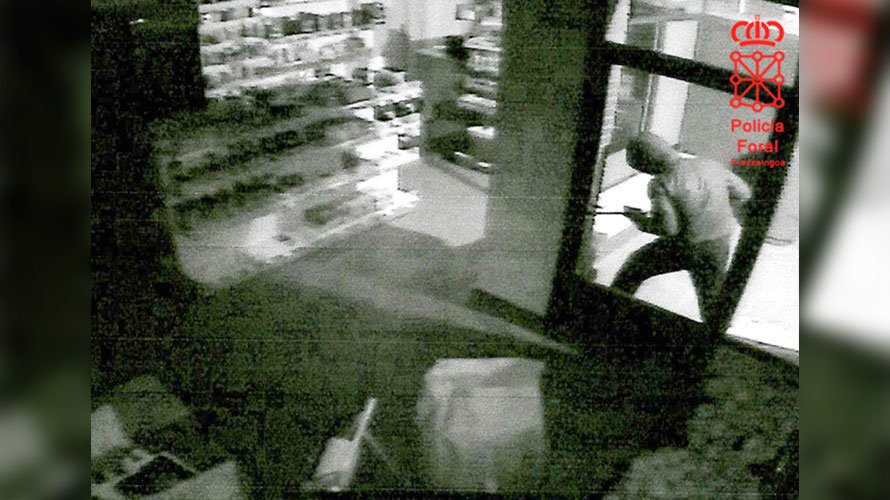 Uno de los ladrones intenta acceder a un establecimiento en Allo. POLICÍA FORAL