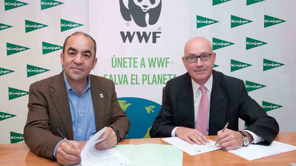 De izquierda a derecha, el secretario general de WWF, Juan Carlos del Olmo, y el consejero delegado de ECI, Jesús Nuño de la Rosa EL CORTE INGLÉS