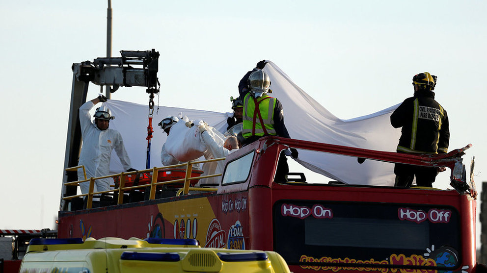 Los servicios de emergencia retiran los cadáveres de la española y el belga fallecidos en el accidente de un autobús turístico en Malta Foto EE REUTERS