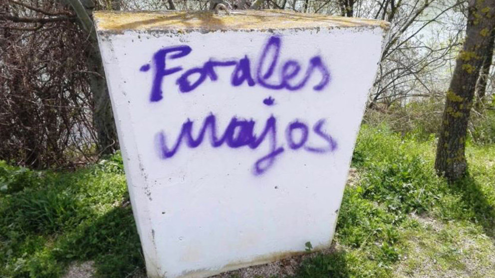 Imagen de una pintada con el mensaje Forales majos aparecida en un bloque de hormigón en Peralta POLICÍA FORAL