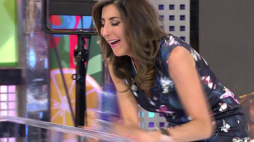 La presentadora de Sálvame, Paz Padilla, rompe una mesa imitando a la concursante pamplonesa de Supervivientes, Sofía Suescun TELECINCO
