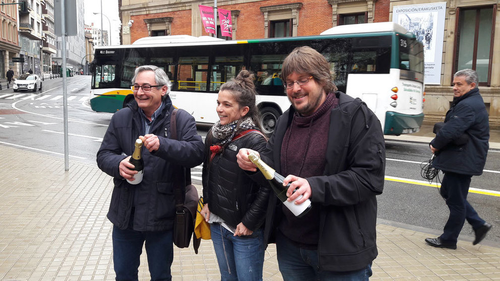 Los sindicatos CCOO, ELA y LAB brindan con champán a las puertas del Parlamento tras aprobarse la ley de Contratos Públicos de Navarra. CEDIDA