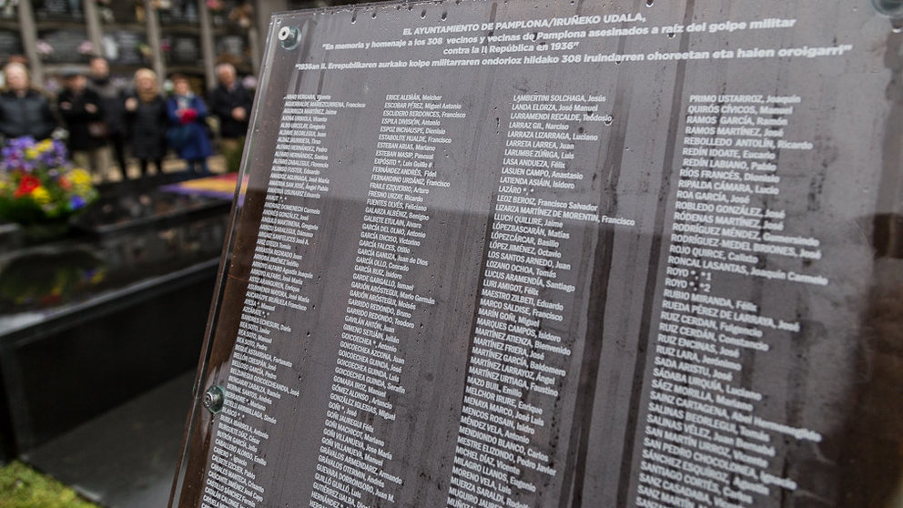 Inauguración de una placa en recuerdo y homenaje a los 307 pamploneses asesinados durante la Guerra Civil y la dictadura franquista (13). IÑIGO ALZUGARAY