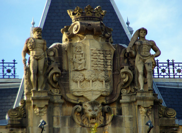 Escudo colocado el Palacio de la Diputación. diseñado por José Goicoa y construido en 1885