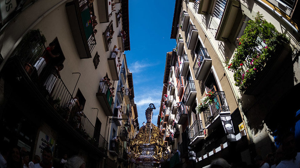 San Fermín recorre en procesión las calles de Pamplona un soleado 7 de julio. Archivo / DANI FERNÁNDEZ  