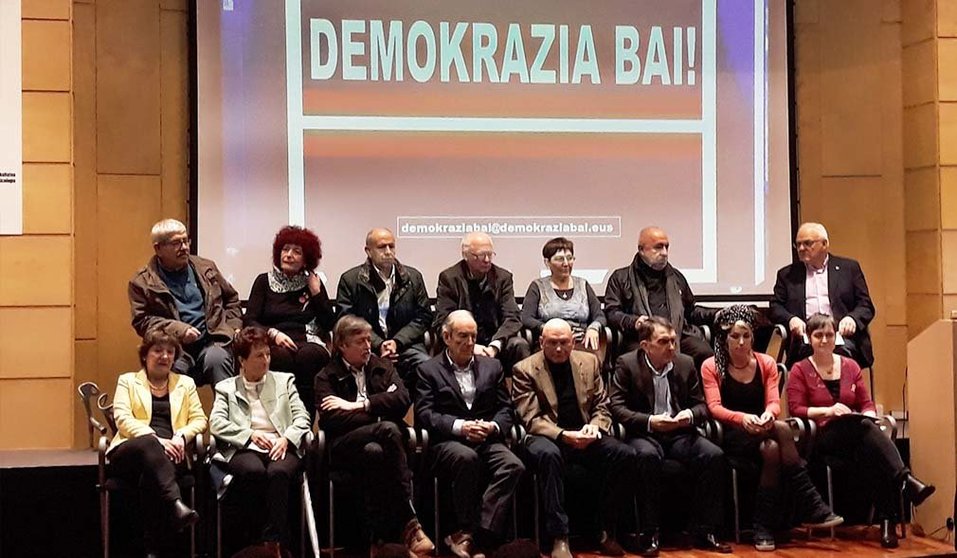Los exlehendakaris Carlos Garaikoetxea y Juan José Ibarretxe suscriben el manifiesto de la plataforma Demokrazia Bai!