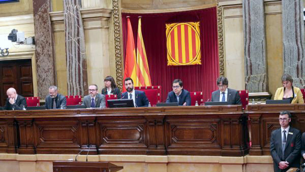 La mesa del Parlamento catalán, con Roger Torrent a la cabeza.