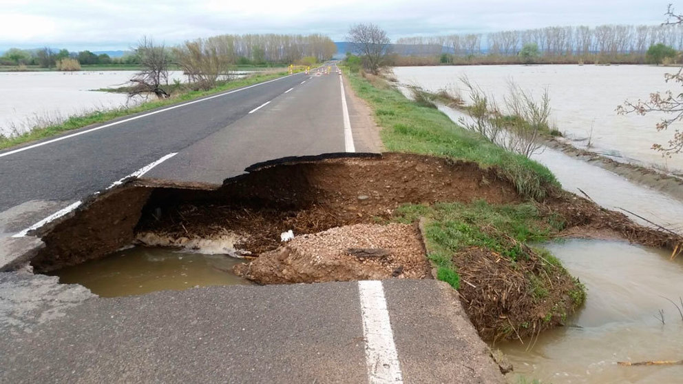 Socavón aparecido en la carretera de Buñuel como consecuencia de las graves inundaciones que han afectado a la Ribera. POLICÍA FORAL
