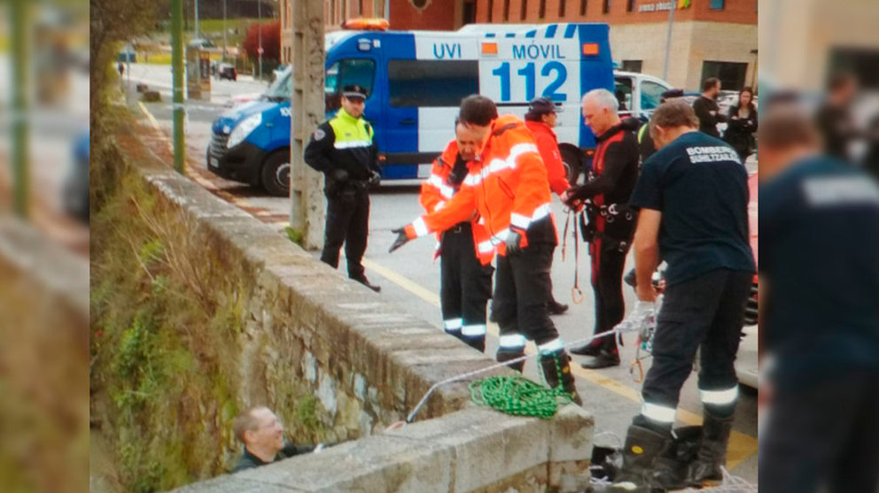 Los bomberos trabajan en la zona del puente de Santa Engrancia, en la Rochapea, para rescatar a una mujer de 65 años que ha caído al río Arga a su paso por Pamplona CEDIDA 1