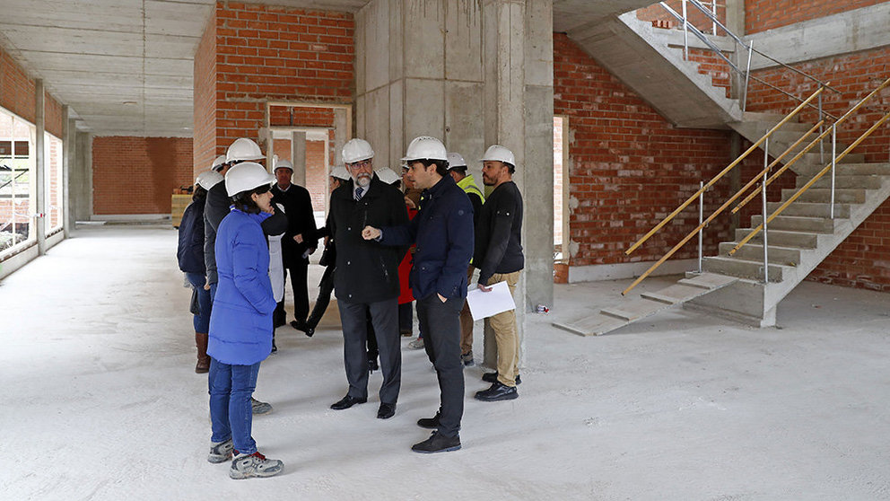 El consejero Domínguez y el alcalde de Lodosa, Azcona, conversan con los técnicos sobre el estilo passivhaus aplicado al nuevo Centro de Salud de Lodosa CEDIDA