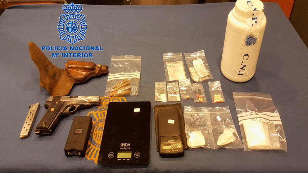 La droga y las armas intervenidas en el domicilio de San Jorge, en Pamplona. POLICÍA NACIONAL