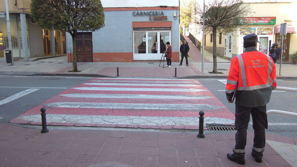 Imagen del paso de peatones situado a la altura del número 62 de la calle Real de Noáin, donde una mujer, su bebé y otra hija han resultado atropellados. POLICÍA FORAL