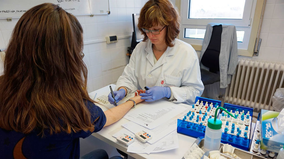 Una profesional sanitaria realiza una prueba de alergia a una ciudadana navarra. GOBIERNO DE NAVARRA