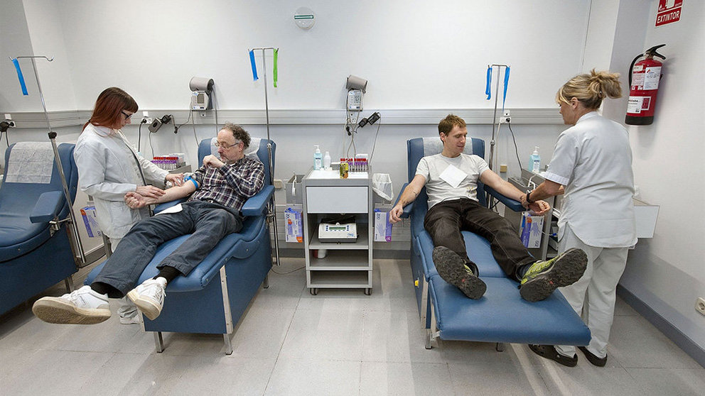 Imagen de dos donantes de sangre en el Banco de Sangre y Tejidos de Navarra GOBIERNO DE NAVARRA
