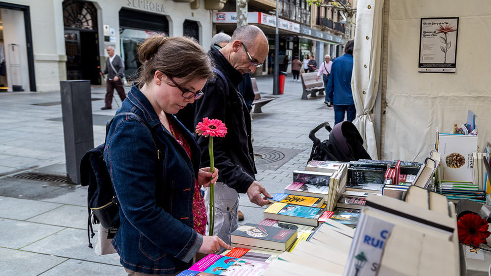 Quince librerías de Pamplona participan con sus casetas en la 'Feria del Libro y de la Flor' con motivo de la celebración del Día del Libro (006). IÑIGO ALZUGARAY