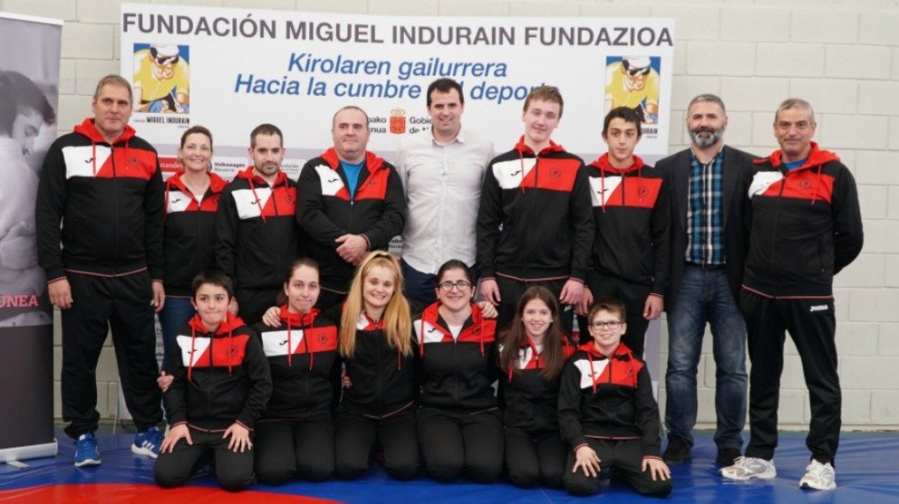 El club de lucha Burlada con la Fundación Miguel Induráin.