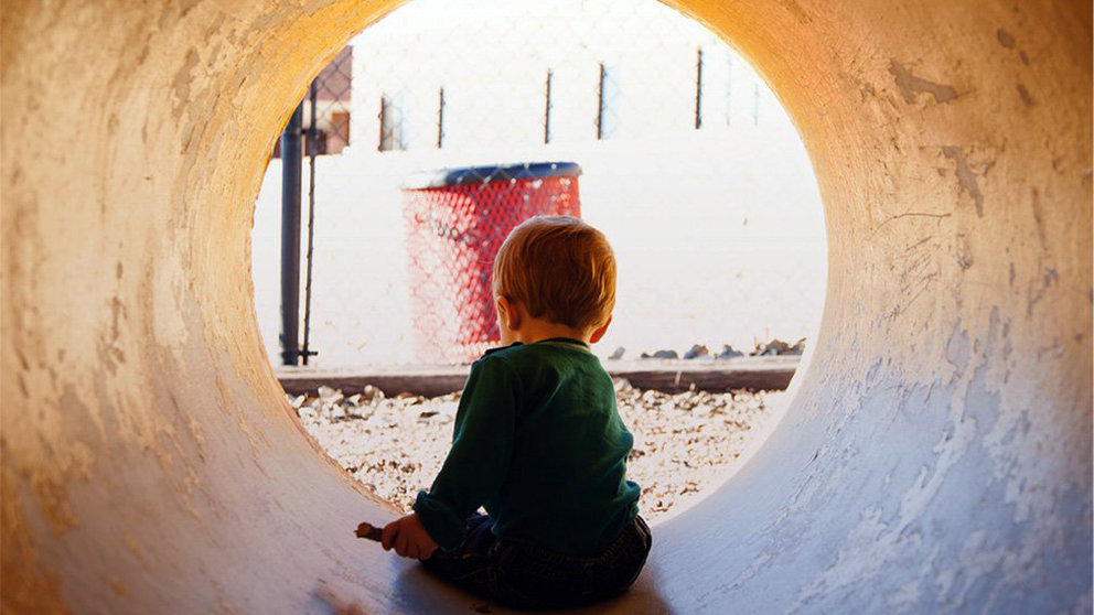 Imagen de un niño jugando en un tubo metálico en un parque infantil ARCHIVO
