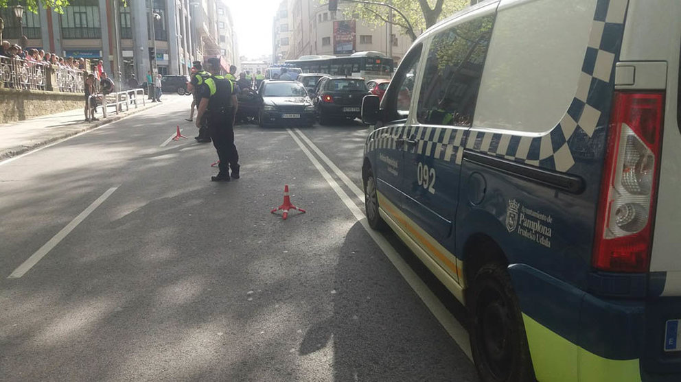 La Policía Municipal regula el tráfico de la calle Juan de Labrit