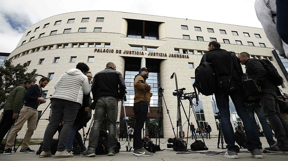 Numerosos medios de comunicación esperan en el exterior del Palacio de Justicia de Navarra donde la sección Segunda de la Audiencia de Navarra hace pública la sentencia del caso de La Manada. EFE/Jesús Diges