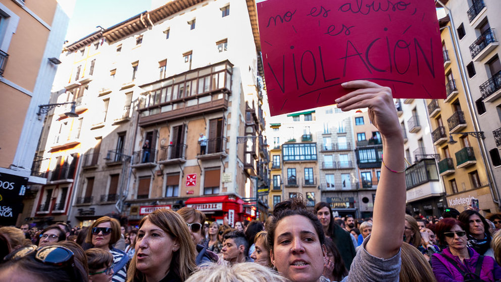 Multitudinaria concentración en la Plaza del Ayuntamiento de Pamplona en protesta por la sentencia en el caso de la violación de 'La Manada' (31). IÑIGO ALZUGARAY
