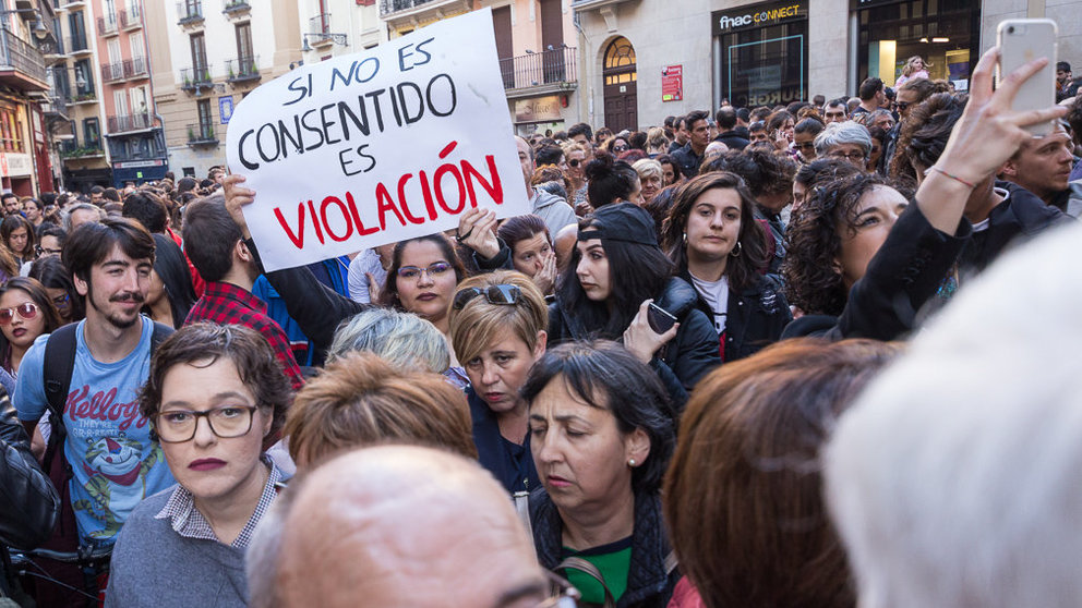 Multitudinaria concentración en la Plaza del Ayuntamiento de Pamplona en protesta por la sentencia en el caso de la violación de 'La Manada' (37). IÑIGO ALZUGARAY