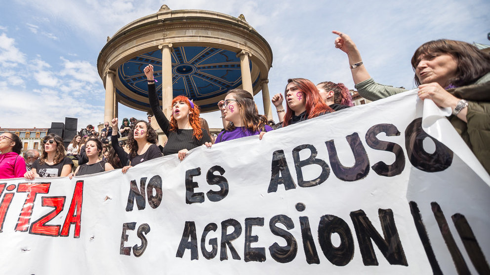 Multitudinaria manifestación convocada por el movimiento feminista en contra de la sentencia del caso de violación de 'La Manada' (54). IÑIGO ALZUGARAY