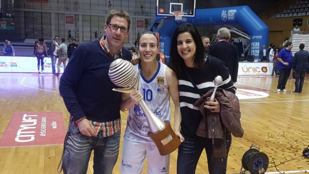 María Asurmendi celebra el título con la Copa del Rey en sus manos.